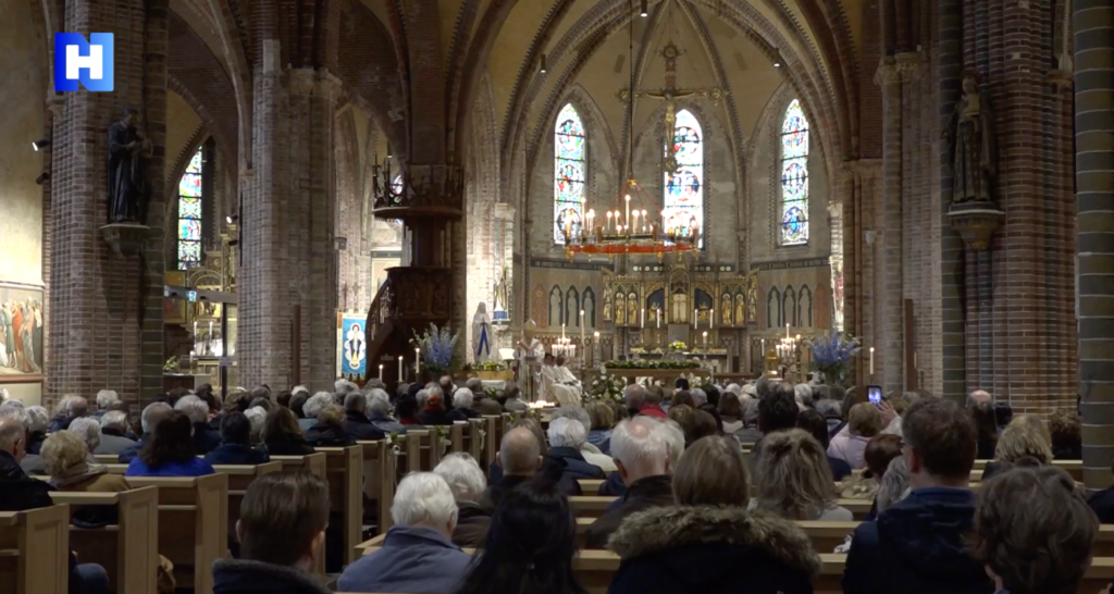 Amstelveense katholieken geroerd door komst heilige Bernadette naar Urbanuskerk