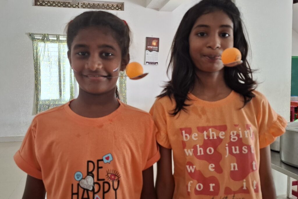 Neelima en Meenakshi met pingpongballen race